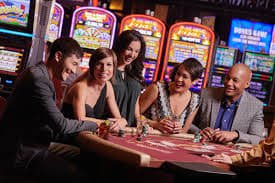 Panel taruhan blackjack menunjukkan chip, batas meja, dan statistik dealer Antarmuka taruhan blackjack Playtech dengan chip virtual